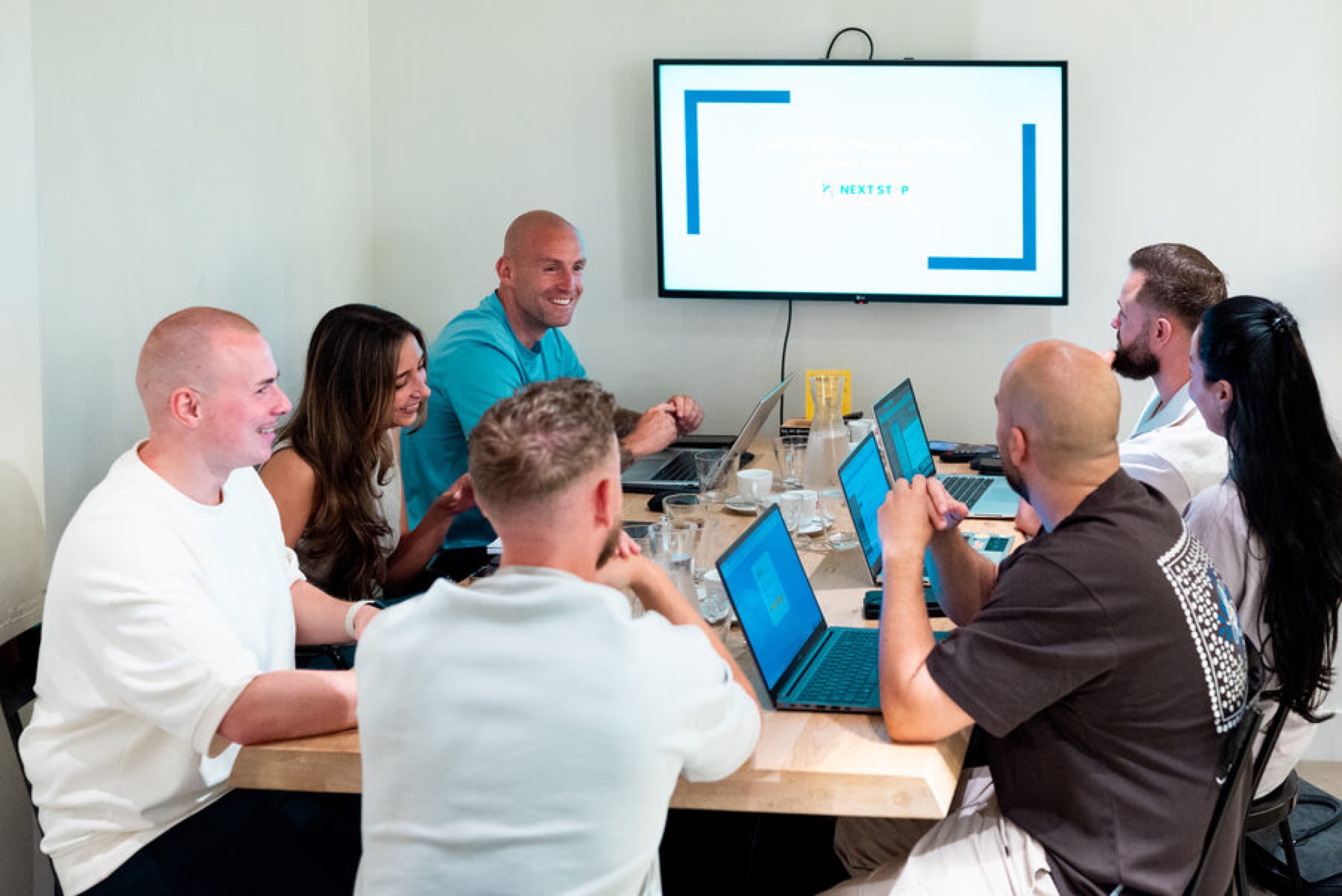 NEXT ST3P-collega’s werken samen tijdens een teamoverleg